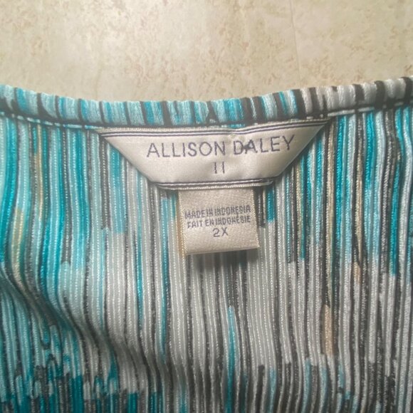 Allison Daley Green & White Pleated Long Sleeve Top With Black Tank Insert - Picture 7 of 8